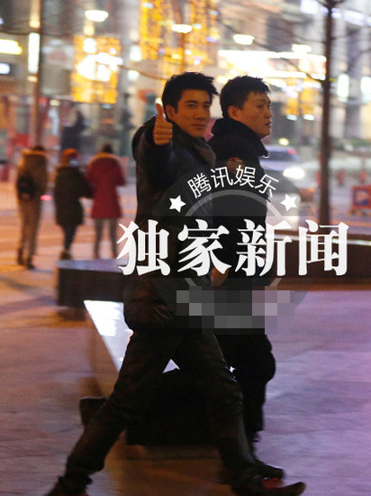Vương Lực Hoành và người vệ sĩ nắm tay nhau rất thân mật khi cùng dạo bước trên đường phố.