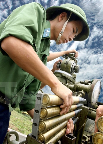 Chiến sĩ pháo cao xạ của Sư đoàn Phòng không Bắc Thái nạp đạn chuẩn bị bắn
