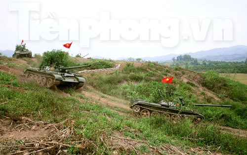 Đội hình xe tăng của đơn vị H03 (Binh đoàn Hương Giang) vượt địa hình đồi dốc hành quân vào trận địa