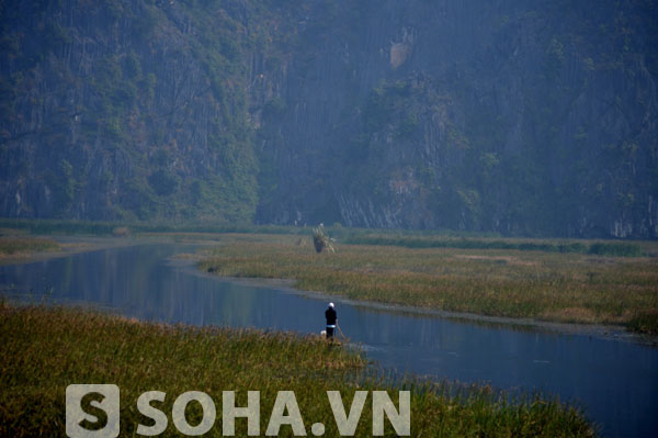 Đầm Vân Long (thuộc xã Gia Vân, huyện  Gia Viễn, Tỉnh Ninh Bình). là khu bảo tồn thiên nhiên ngập nước lớn nhất vùng đồng bằng Bắc bộ với hàng nghìn động, thực vật, thuỷ sinh lưu trú, sinh trưởng bên vách núi, trên bờ hoặc dưới nước.