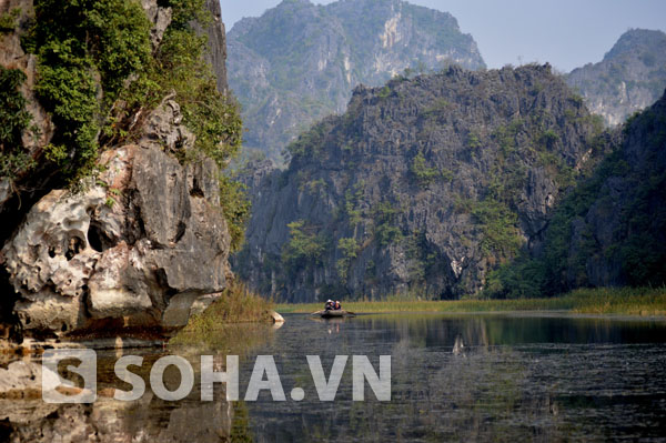 Mặt đầm phẳng như một tấm gương khổng lồ, phản chiếu rõ mồn một từng nét tạc mạnh mẽ của những khối núi đá vôi mang hình dáng đúng với tên gọi như Mèo Cào, Mâm Xôi, Hòm Sách, Đá Bàn... Phong cảnh khiến du khách liên tưởng đến thắng cảnh Hạ Long nổi tiếng thế giới.