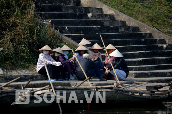 Khách đến ít, những chiếc thuyền nan nhỏ xíu nằm trơ trọi, chủ thuyền thì túm tụm lại với nhau nói chuyện phiếm