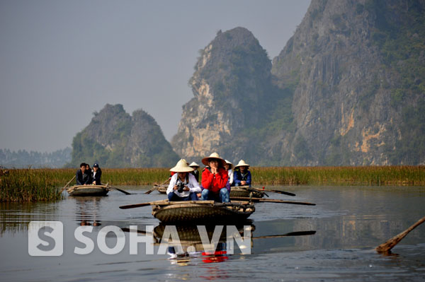 Trên đầm, lác đác vài ba chiếc thuyền chở du khách khám phá những vẻ đẹp kỳ thú của vùng đất này.