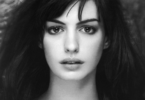 anne-hathaway-black-and-white-Wallpaper-