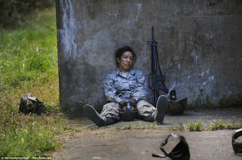 Một nữ binh lính của không quân Mỹ đang ngồi nghỉ sau khi tham gia đợt huấn luyện tại Fort George G. Meade, Maryland hối tháng 9 năm 2012