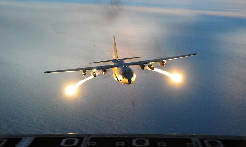 Máy bay vận tại C-5 Galaxy của không quân Mỹ bắn pháo sáng trong một đợt huấn luyện trong đêm