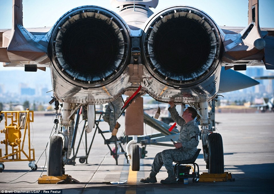 Những chiếc máy bay  F-15 Eagle thuộc Phi đội 757, không quân Mỹ đang được kiểm tra và bảo dưỡng