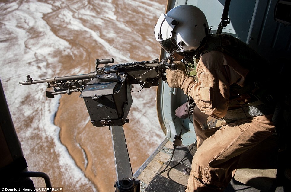 Một binh lính Mỹ đang ngắm bắn từ chiếc trực thăng Mi-240 trong một sứ mệnh từ Kabul, Afghanistan