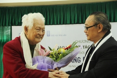 Nhạc sĩ Phạm Duy (trái)tại một sự kiện diễn ra đầu năm 2012. Ảnh: T.Toan