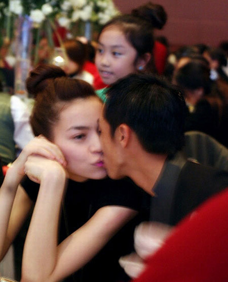 Những nụ hôn "mùi mẫn" công khai của sao Việt 3