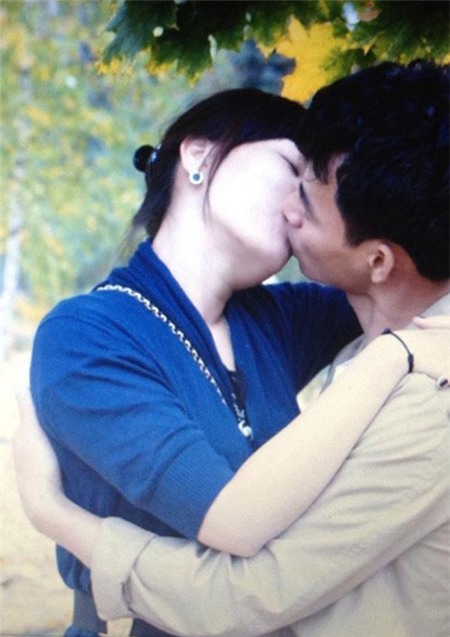 Những nụ hôn "mùi mẫn" công khai của sao Việt 5