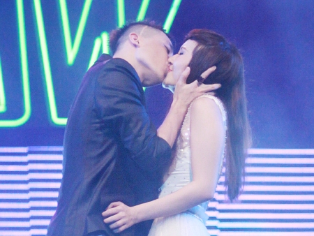 Những nụ hôn "mùi mẫn" công khai của sao Việt 14