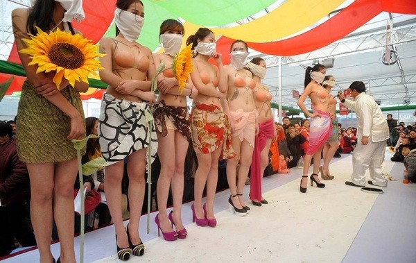 Trung Quốc: Các cụ thi vẽ lên... người đẹp bán khỏa thân 7