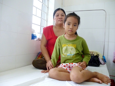 Những ngày này chị Hồ Thị Thành luôn túc trực ở bệnh viện để chăm sóc bé Phố .