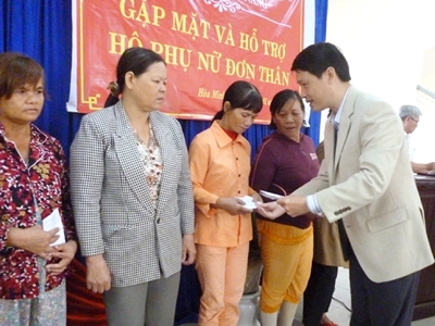 Đại diện lãnh đạo HĐND TP Đà Nẵng trao quà Tết Quý Tỵ cho chị em đơn thân.