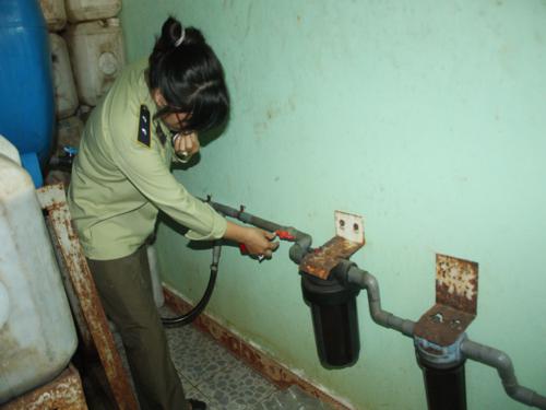 Đường ống dẫn nước mắm từ trong bồn sát nhà vệ sinh ra chỗ đóng chai