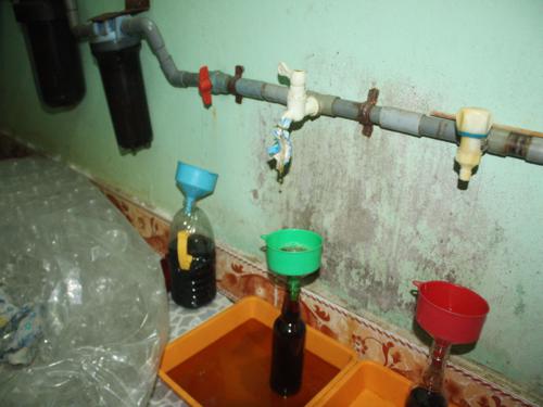 Đường ống dẫn “nước mắm” ra ngoài và đóng chai