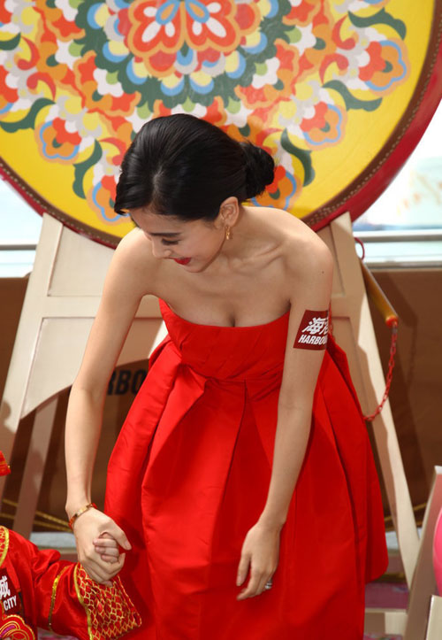 Nữ diễn viên Hong Kong để lộ vòng một gợi cảm.