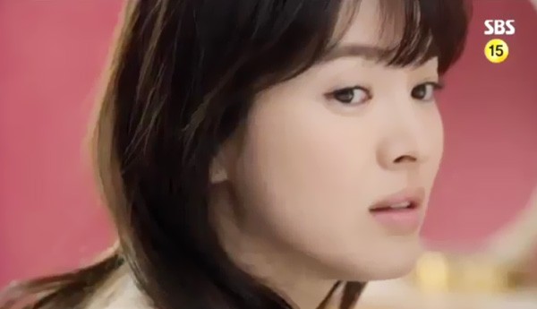 Song Hye Kyo vô tình cởi đồ trước mặt "người yêu" 3