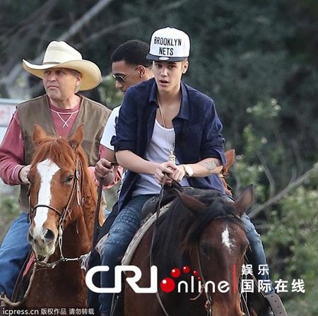Justin Bieber cưỡi ngựa cũng “sợ” paparazzi 1