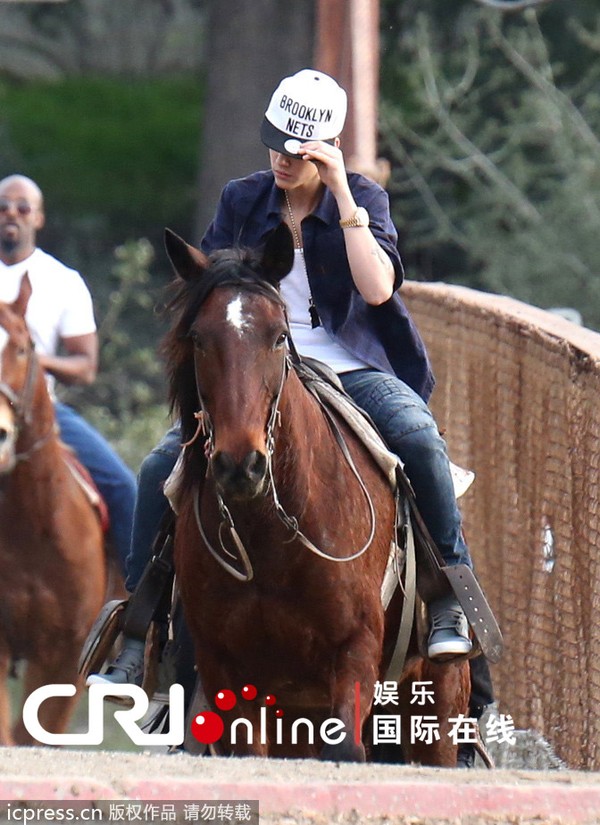 Justin Bieber cưỡi ngựa cũng “sợ” paparazzi 2