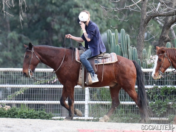Justin Bieber cưỡi ngựa cũng “sợ” paparazzi 3