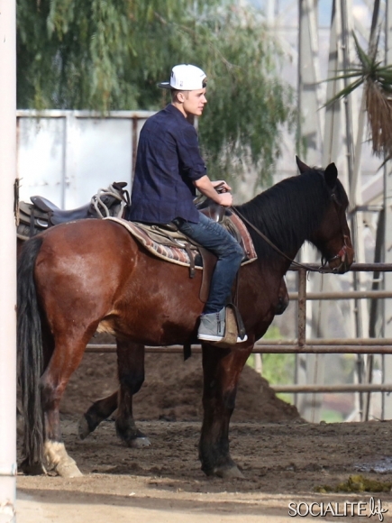 Justin Bieber cưỡi ngựa cũng “sợ” paparazzi 4