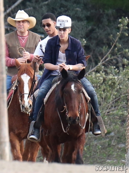 Justin Bieber cưỡi ngựa cũng “sợ” paparazzi 5