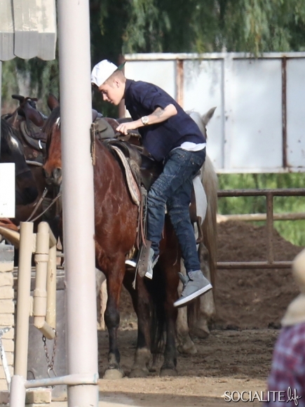Justin Bieber cưỡi ngựa cũng “sợ” paparazzi 6
