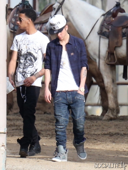 Justin Bieber cưỡi ngựa cũng “sợ” paparazzi 7