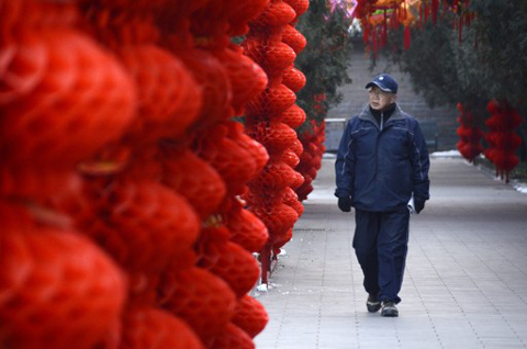 Đèn lồng đỏ rực một góc công viên ở Bắc Kinh. Tết là lúc hàng trăm triệu người Trung Quốc đi làm ăn xa tìm đường về quê nhà đoàn viên với gia đình.