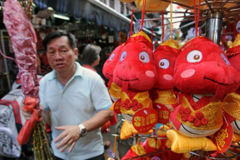 Thú bông hình con rắn vui tươi ở Singapore. Đối với nhiều người châu Á, màu đỏ tượng trưng cho may mắn và hạnh phúc.