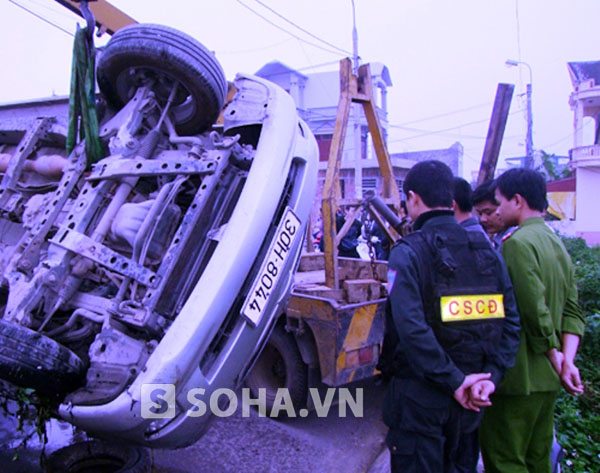 Ô tô các đối tượng dùng để gây án đang được các lực lượng chức năng cẩu lên.