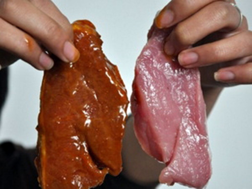 Thịt bò và thịt cừu được tịch thu tại xưởng sản xuất này (Ảnh: chinasmack.com)