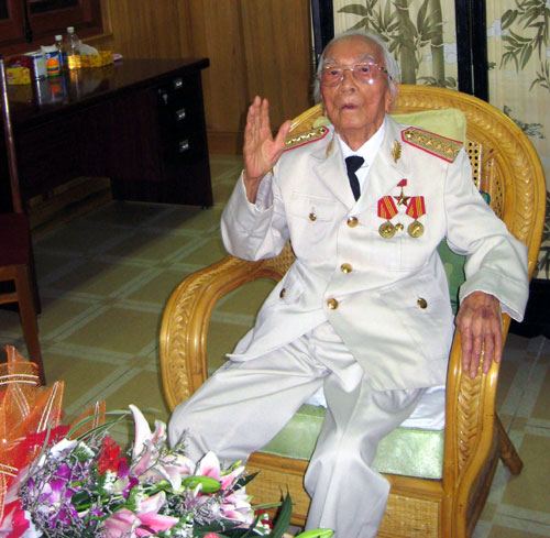 Bộ trưởng Phùng Quang Thanh thăm, chúc Tết Đại tướng Võ Nguyên Giáp