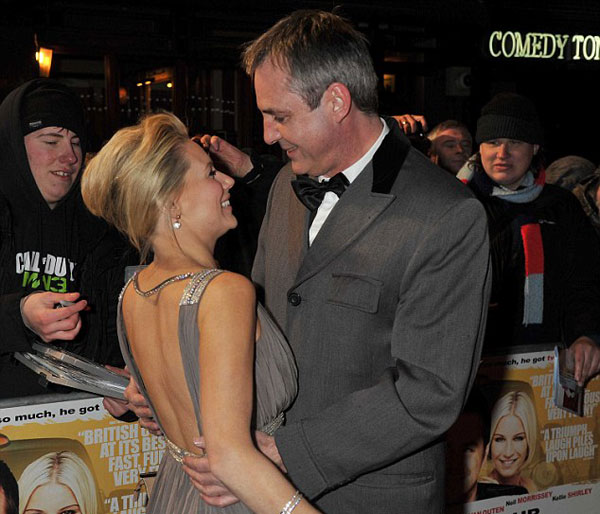 Kellie và đồng nghiệp Neil Morrissey thân mật trò chuyện.