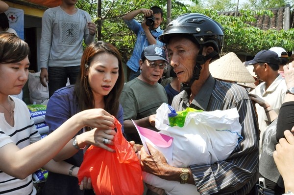 Mỹ Tâm đội nắng đi từ thiện cuối năm 16