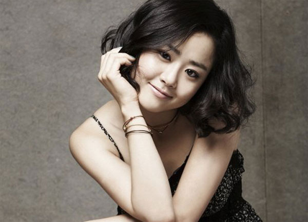 Moon Geun Young cũng là một trong những "mỹ nhân quên tuổi", gương mặt cô tròn trịa, đáng yêu như một cô gái mới lớn.