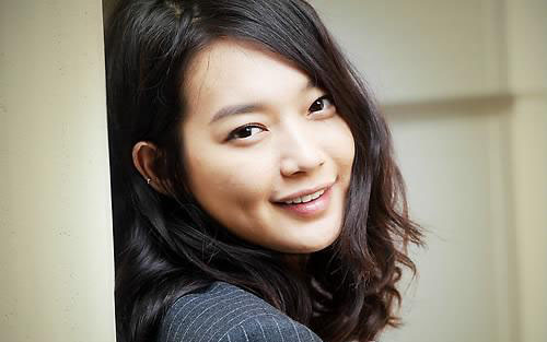 Shin Min Ah "ăn gian tuổi" nhờ vẻ đẹp rạng rỡ, trong sáng.