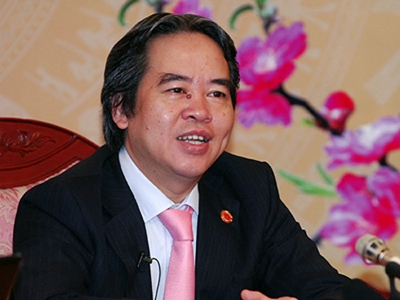 Thống đốc NHNN Nguyễn Văn Bình tại buổi giao lưu trực tuyến đối thoại với nhân dân (2-1-2012). Ảnh: Chinhphu.vn