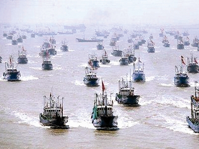Hơn 10.000 tàu cá Trung Quốc từ tỉnh Triết Giang và Phúc Kiến đổ ra biển Đông ngày
            16-9-2012, dưới sự hướng dẫn của tàu hải giám.
            Ảnh: Xinhua