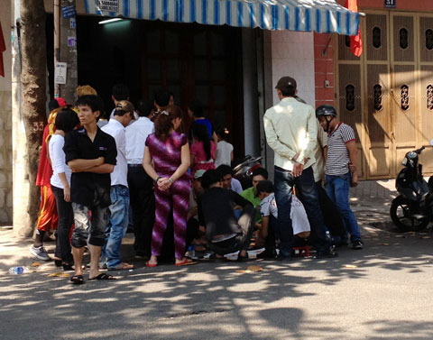 Sòng bạc di động thu hút nhiều người chơi trên đường Nhất Chi Mai (phường 13, quận Tân Bình).