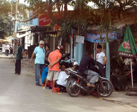 Một sòng khác trên đường Phạm Văn Bạch (quận Tân Bình) cũng sát phạt công khai trên đường. Những sới bạc này đếu có các thanh niên mặt mũi bặm trợn đứng cảnh giới.