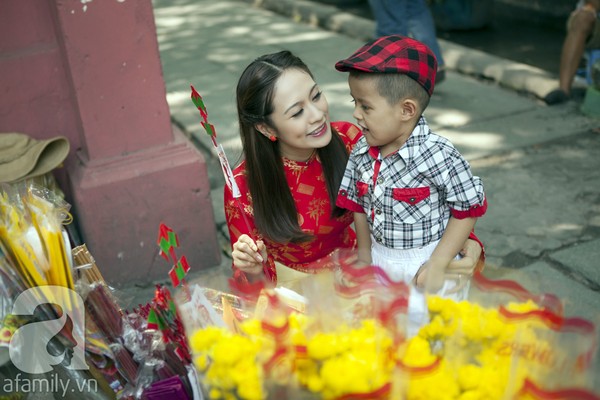 Mẹ con Thanh Thúy hạnh phúc đi chùa cầu bình an 2