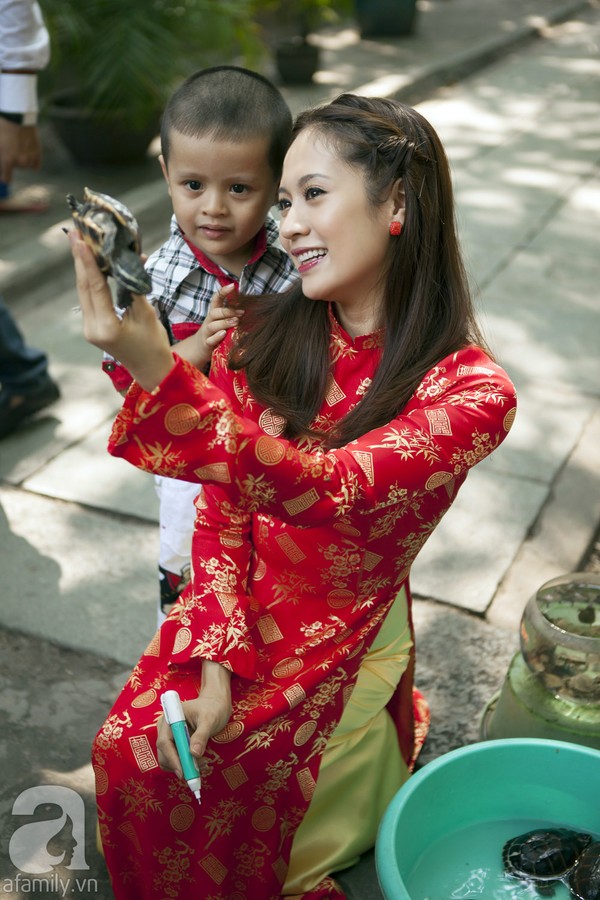 Mẹ con Thanh Thúy hạnh phúc đi chùa cầu bình an 8