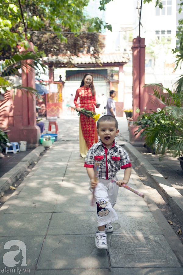 Mẹ con Thanh Thúy hạnh phúc đi chùa cầu bình an 9