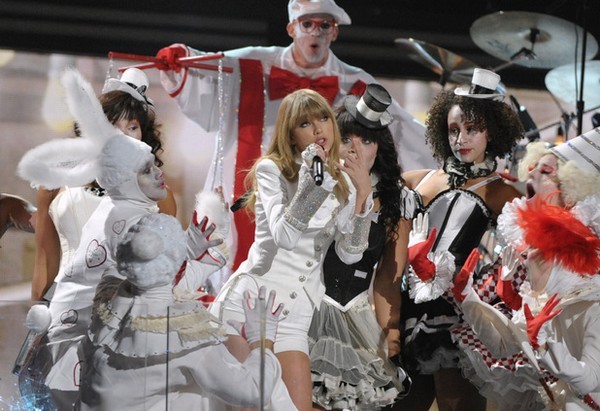 Taylor Swift "đá đểu" Harry Styles tại Grammy? 1