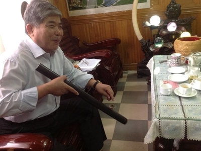 Ông Lê Thanh Thản chuẩn bị bắn thuốc lào tại phòng làm việc ở Linh Đàm - Hà Nội. Ảnh: Đình Thắng
