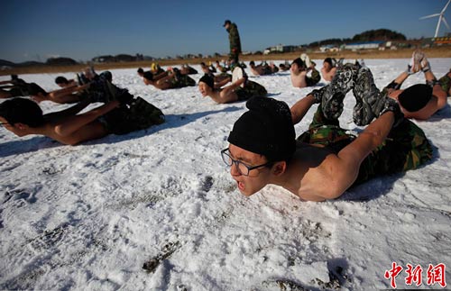Học sinh Hàn Quốc mình trần giữa băng tuyết để tập quân sự trước khi thực hiện nghĩa vụ quân sự.