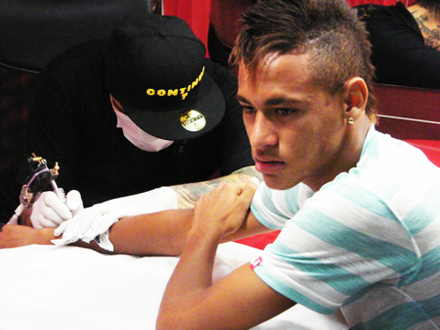 Neymar đi xăm tên của mẹ và chị gái trên cổ tay